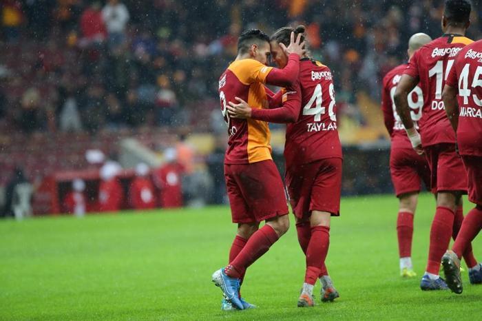 Taylan Antalyalı Galatasaray taraftarının gönlünü kaptı