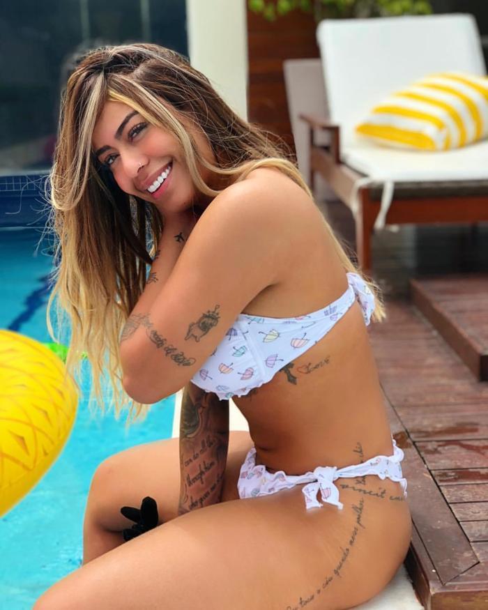 Neymarın kardeşi Rafaella tatil pozlarıyla yürek hoplattı