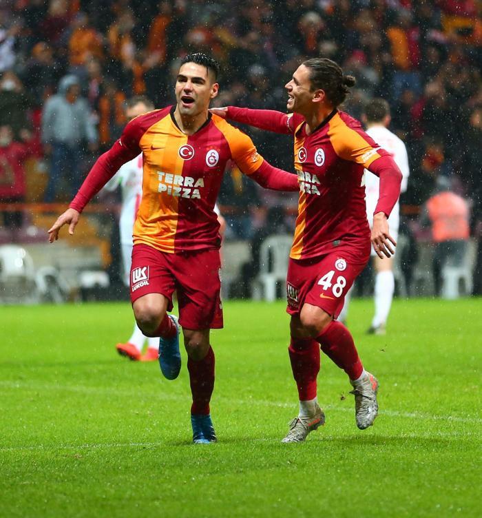 Taylan Antalyalı Galatasaray taraftarının gönlünü kaptı