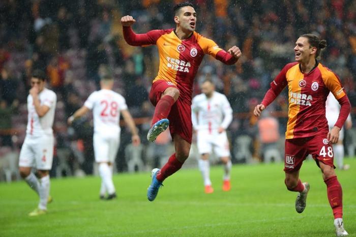 Taylan Antalyalı Galatasaray taraftarının gönlünü kaptı