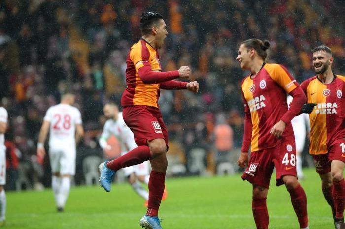 Taylan Antalyalı Galatasaray taraftarının gönlünü kaptı