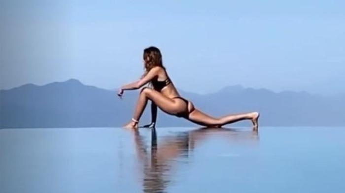 Eliz Sakuçoğlu sınırları zorladı, bikiniyle spor yaptı