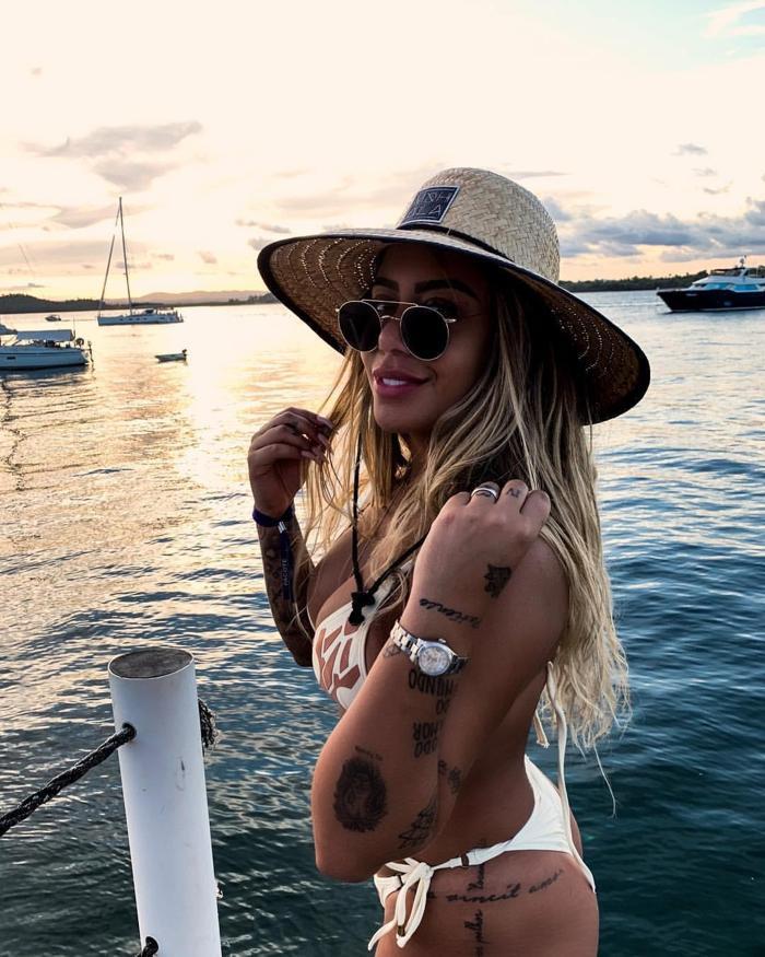 Neymarın kardeşi Rafaella tatil pozlarıyla yürek hoplattı