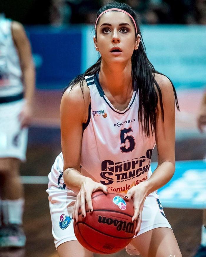 Ünlü basketbolcu Valentina Vignali, çırılçıplak soyunup poz verdi beğeni butonu çöktü