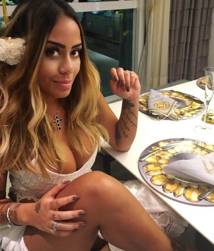 Neymarın kardeşi Rafaella tatil pozlarıyla yürek hoplattı