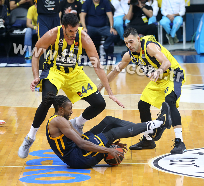 Fenerbahçeden Obradovice 200. maça özel plaket