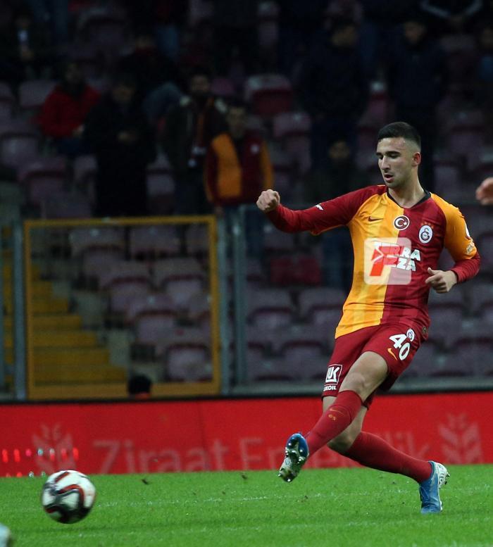 Galatasarayın genç yıldızı Emin Bayram alkış topladı