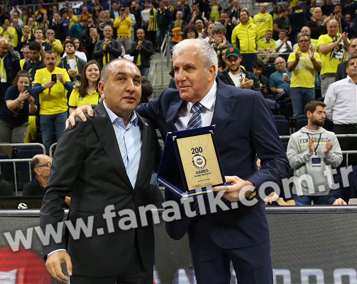Fenerbahçeden Obradovice 200. maça özel plaket