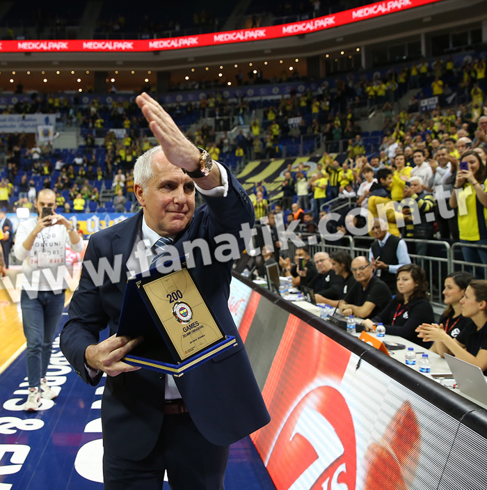 Fenerbahçeden Obradovice 200. maça özel plaket