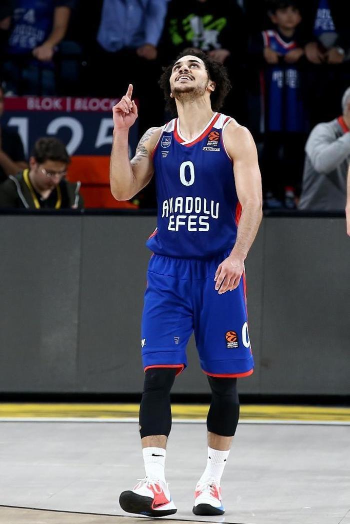 Anadolu Efeste Shane Larkinden rekor performans