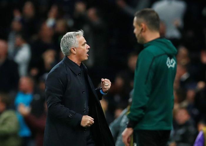 Jose Mourinhodan top toplayıcı çocuğa övgü