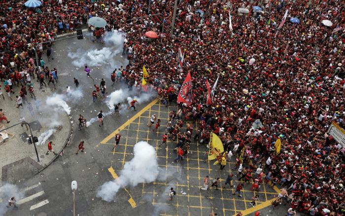 Flamengo taraftarı ile polis arasında çatışma