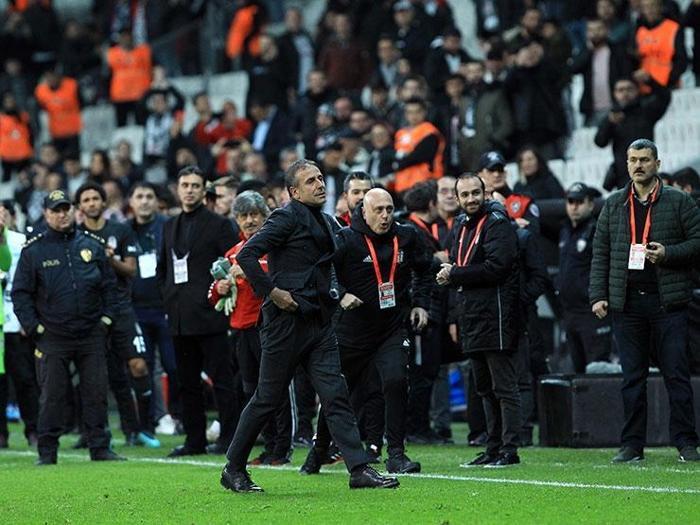 Beşiktaşta 6. hafta: Abdullah Avcı istifa Dün akşam: Yumruk havaya