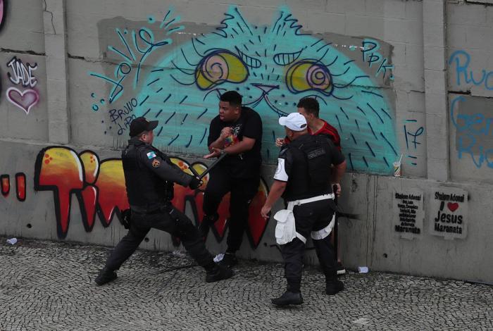 Flamengo taraftarı ile polis arasında çatışma