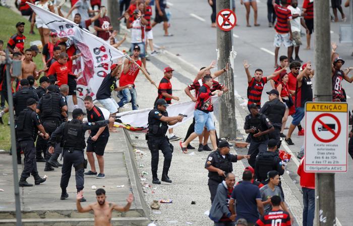 Flamengo taraftarı ile polis arasında çatışma