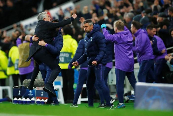Jose Mourinhodan top toplayıcı çocuğa övgü