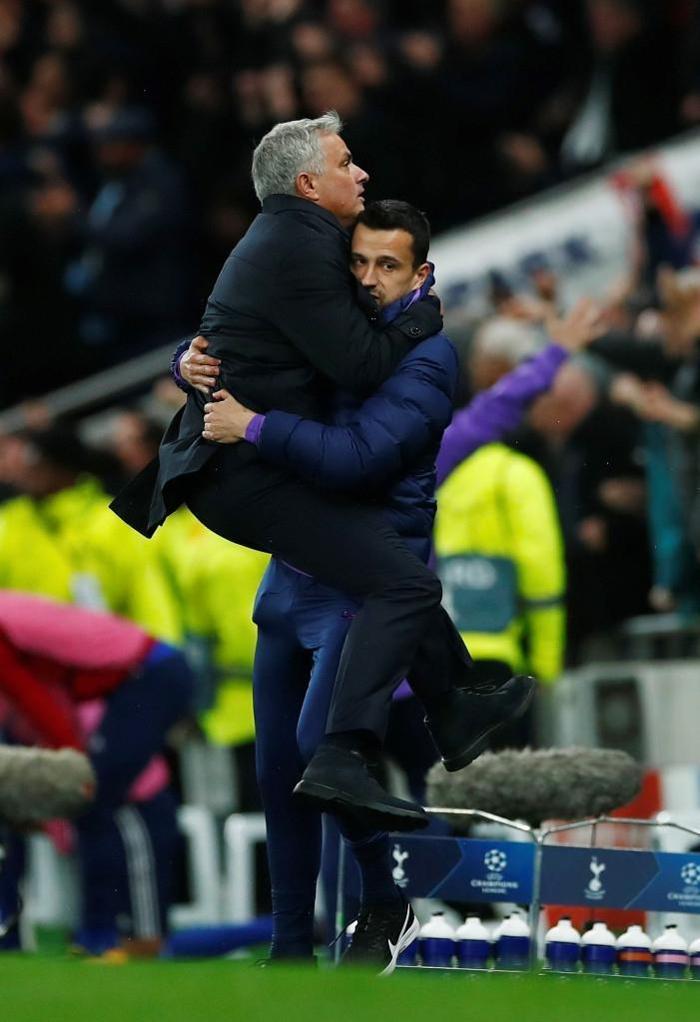 Jose Mourinhodan top toplayıcı çocuğa övgü