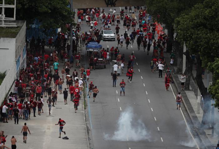 Flamengo taraftarı ile polis arasında çatışma