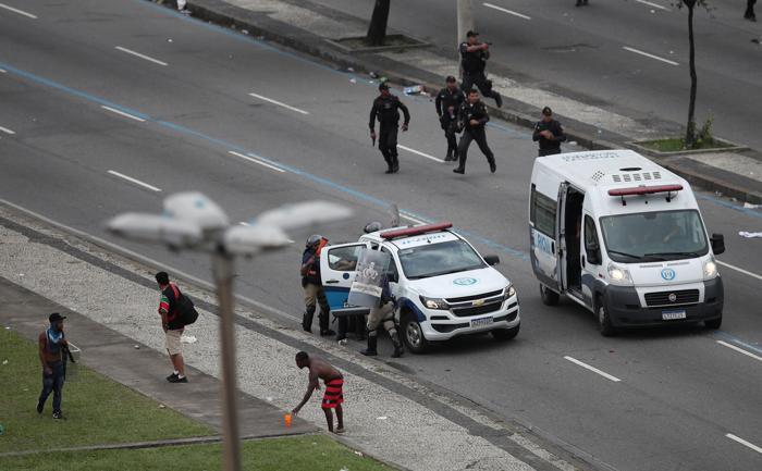 Flamengo taraftarı ile polis arasında çatışma