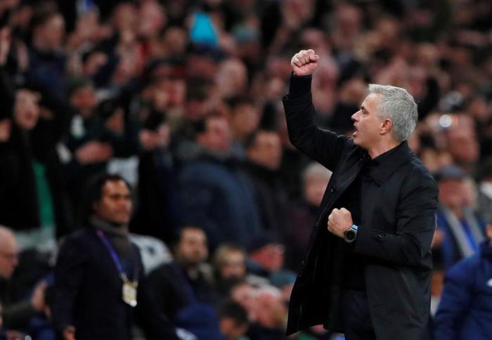 Jose Mourinhodan top toplayıcı çocuğa övgü