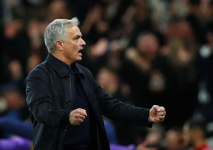 Jose Mourinhodan top toplayıcı çocuğa övgü
