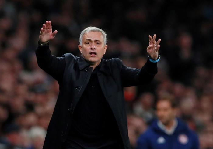 Jose Mourinhodan top toplayıcı çocuğa övgü