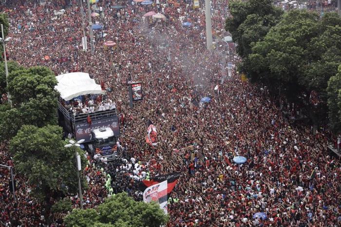 Flamengo taraftarı ile polis arasında çatışma