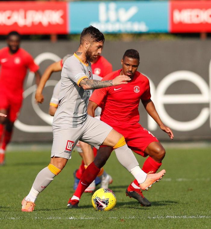 Galatasarayın golcüsü Florin Andone dizlik ve değnekle