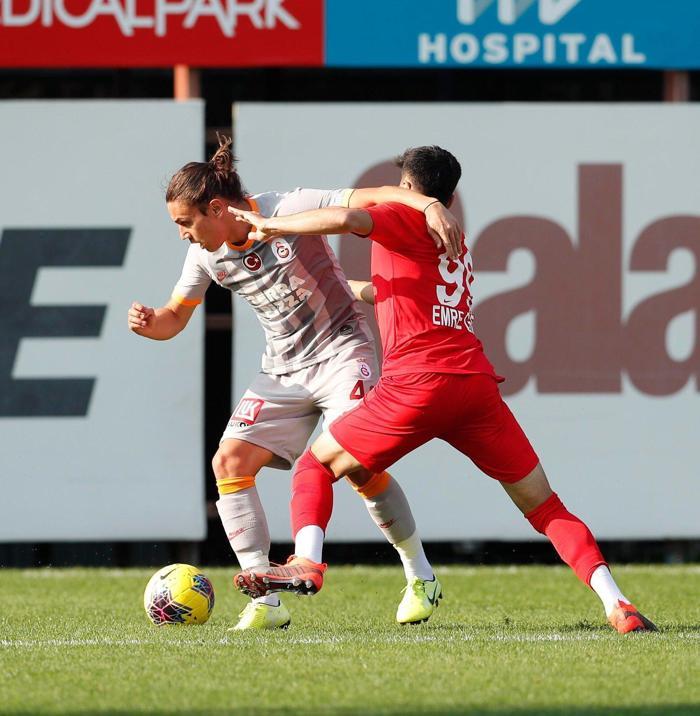Galatasarayın golcüsü Florin Andone dizlik ve değnekle