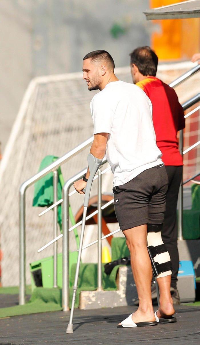 Galatasarayın golcüsü Florin Andone dizlik ve değnekle