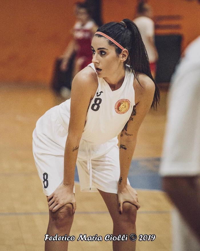 Ünlü basketbolcu Valentina Vignali, çırılçıplak soyunup poz verdi beğeni butonu çöktü