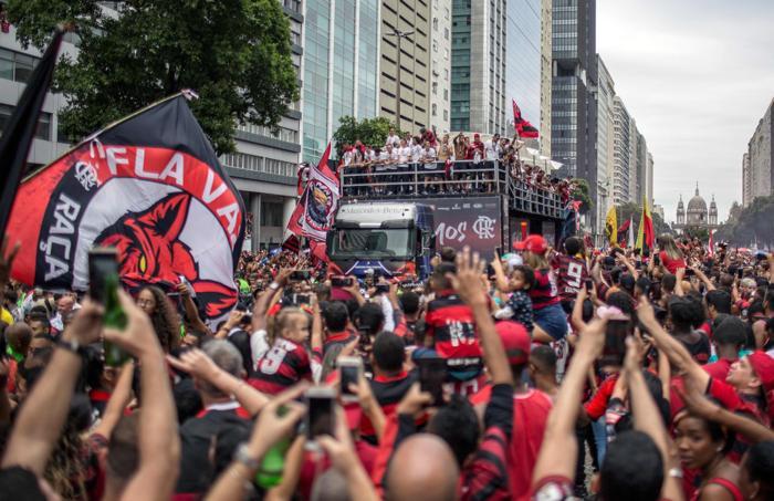 Flamengo taraftarı ile polis arasında çatışma