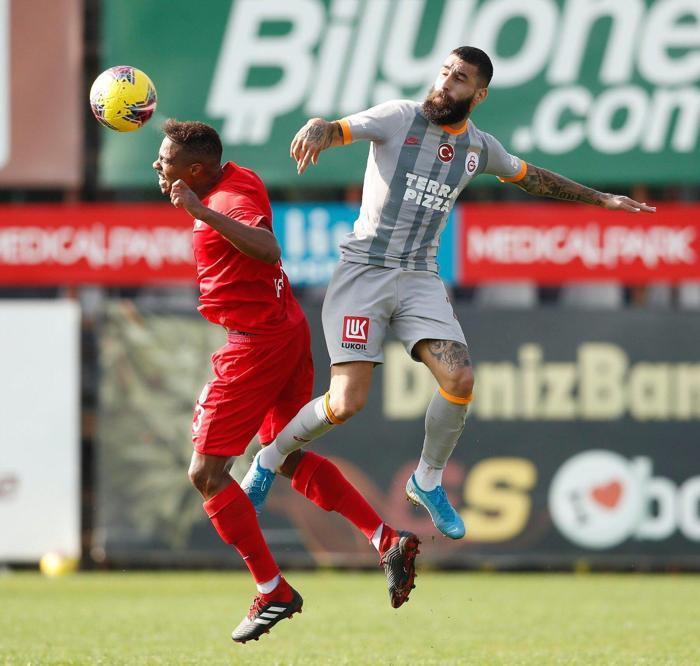 Galatasarayın golcüsü Florin Andone dizlik ve değnekle
