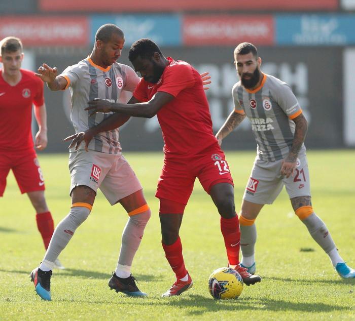Galatasarayın golcüsü Florin Andone dizlik ve değnekle