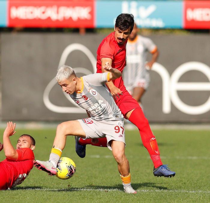 Galatasarayın golcüsü Florin Andone dizlik ve değnekle