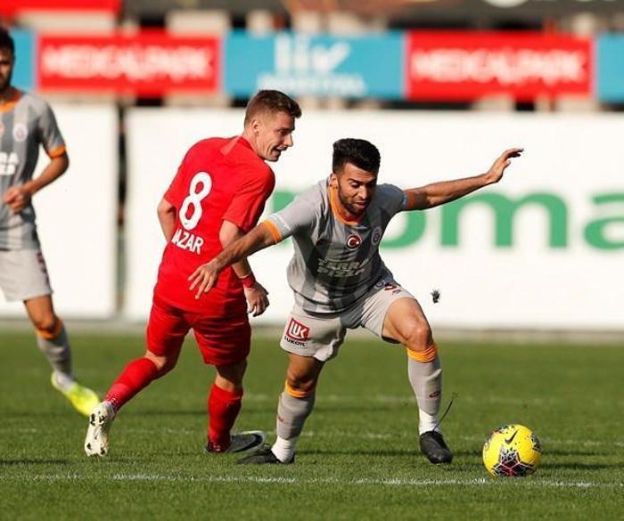 Galatasarayın golcüsü Florin Andone dizlik ve değnekle
