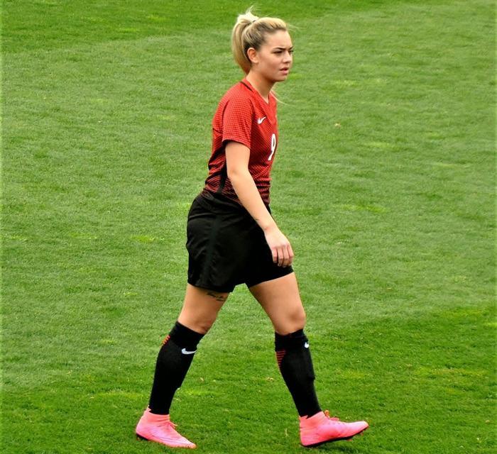 Survivor yarışmacısı Türk futbolcu Aycan Yanaç güzelliğiyle büyülüyor