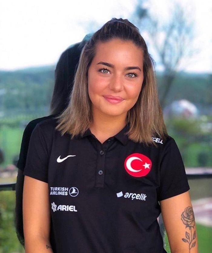 Survivor yarışmacısı Türk futbolcu Aycan Yanaç güzelliğiyle büyülüyor