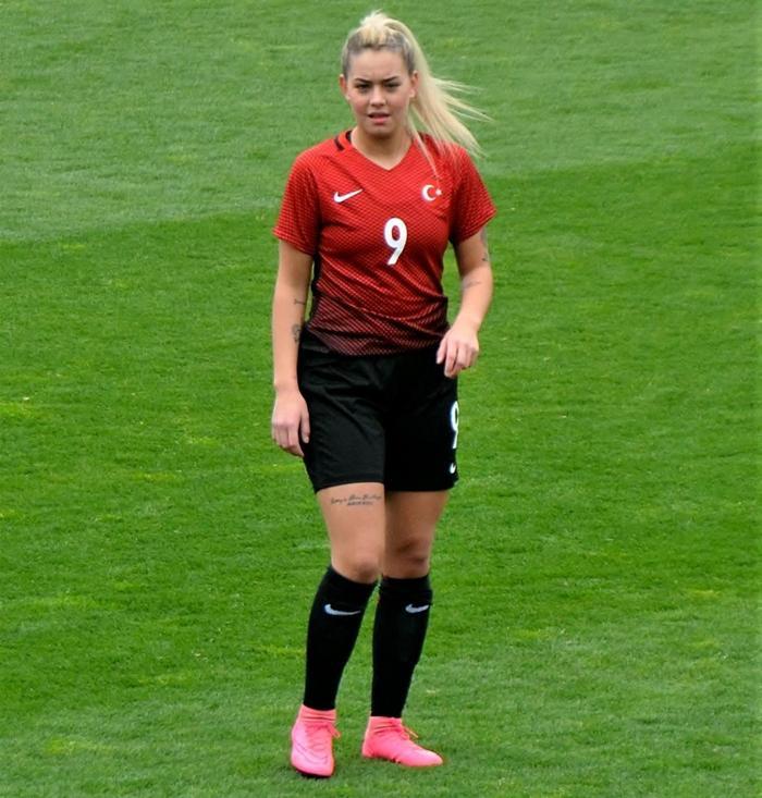 Survivor yarışmacısı Türk futbolcu Aycan Yanaç güzelliğiyle büyülüyor