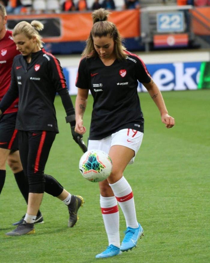 Survivor yarışmacısı Türk futbolcu Aycan Yanaç güzelliğiyle büyülüyor