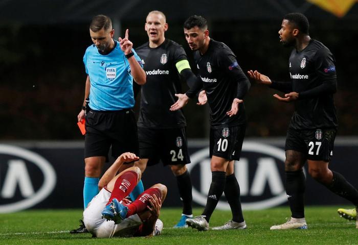 Lens kırmızı kart gördü Beşiktaş taraftarı çıldırdı