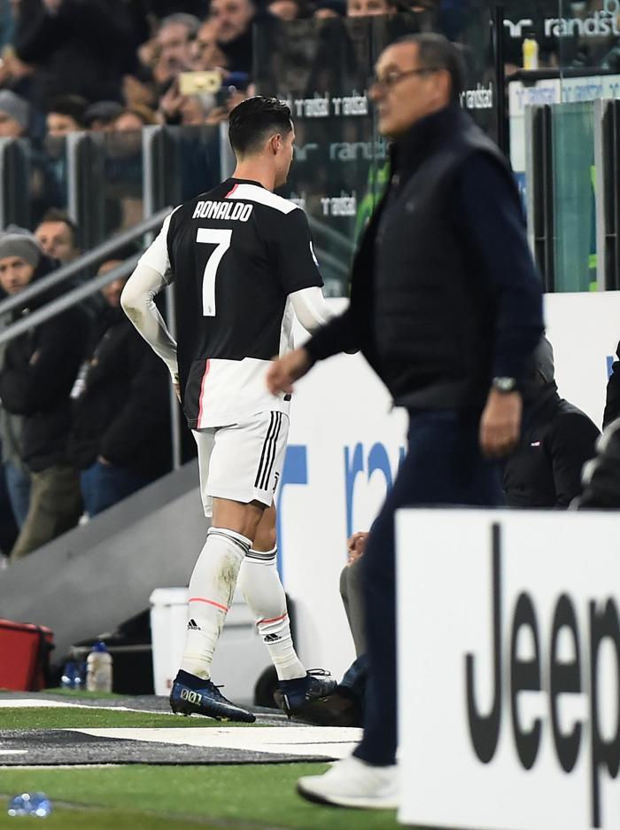 Maurizio Sarri Cristiano Ronaldoyu oyundan aldı Yıldız oyuncu sinirlendi