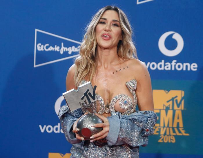 MTV EMA Ödül gecesi kıyafetleri dikkat çekti
