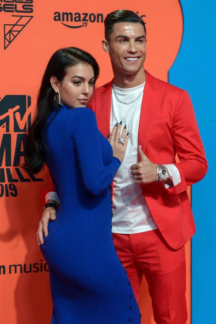 MTV EMA Ödül gecesi kıyafetleri dikkat çekti