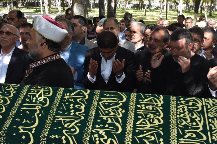 Trabzonsporun hocası Ünal Karamanın annesi son yolculuğuna uğurlandı