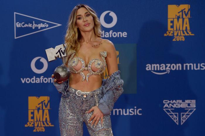 MTV EMA Ödül gecesi kıyafetleri dikkat çekti