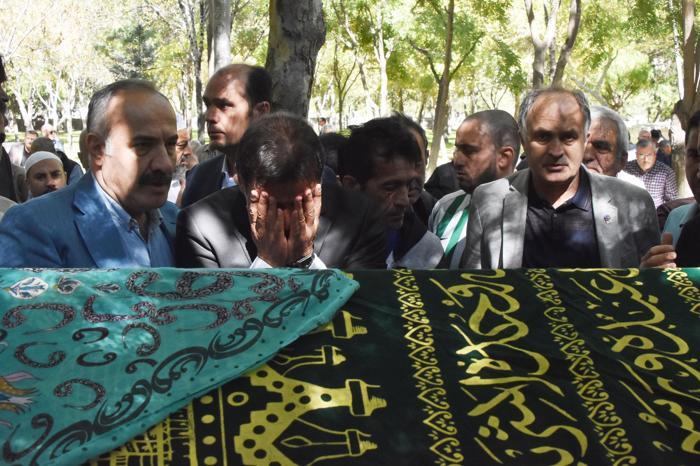 Trabzonsporun hocası Ünal Karamanın annesi son yolculuğuna uğurlandı