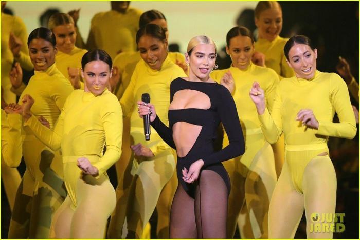 MTV EMA Ödül gecesi kıyafetleri dikkat çekti