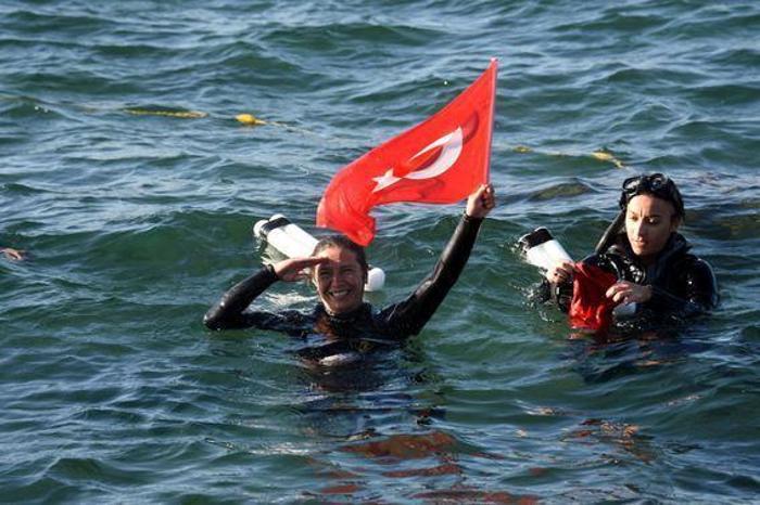 Dünya rekortmeni Derya Can, su altında 100 kiloluk kağnıyı çekti