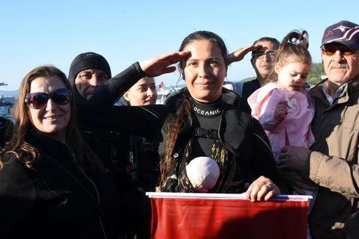 Dünya rekortmeni Derya Can, su altında 100 kiloluk kağnıyı çekti